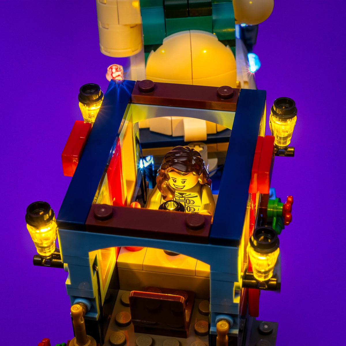 Yellow illuminated exterior lamps on the LEGO® Holiday Express Train passenger carriage