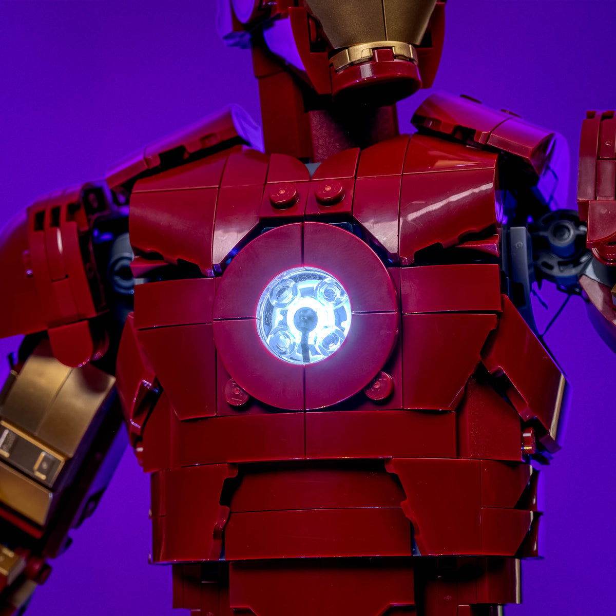 Kaltweiss leuchtender Arc-Reaktor in der Brust der Iron Man Rüstung