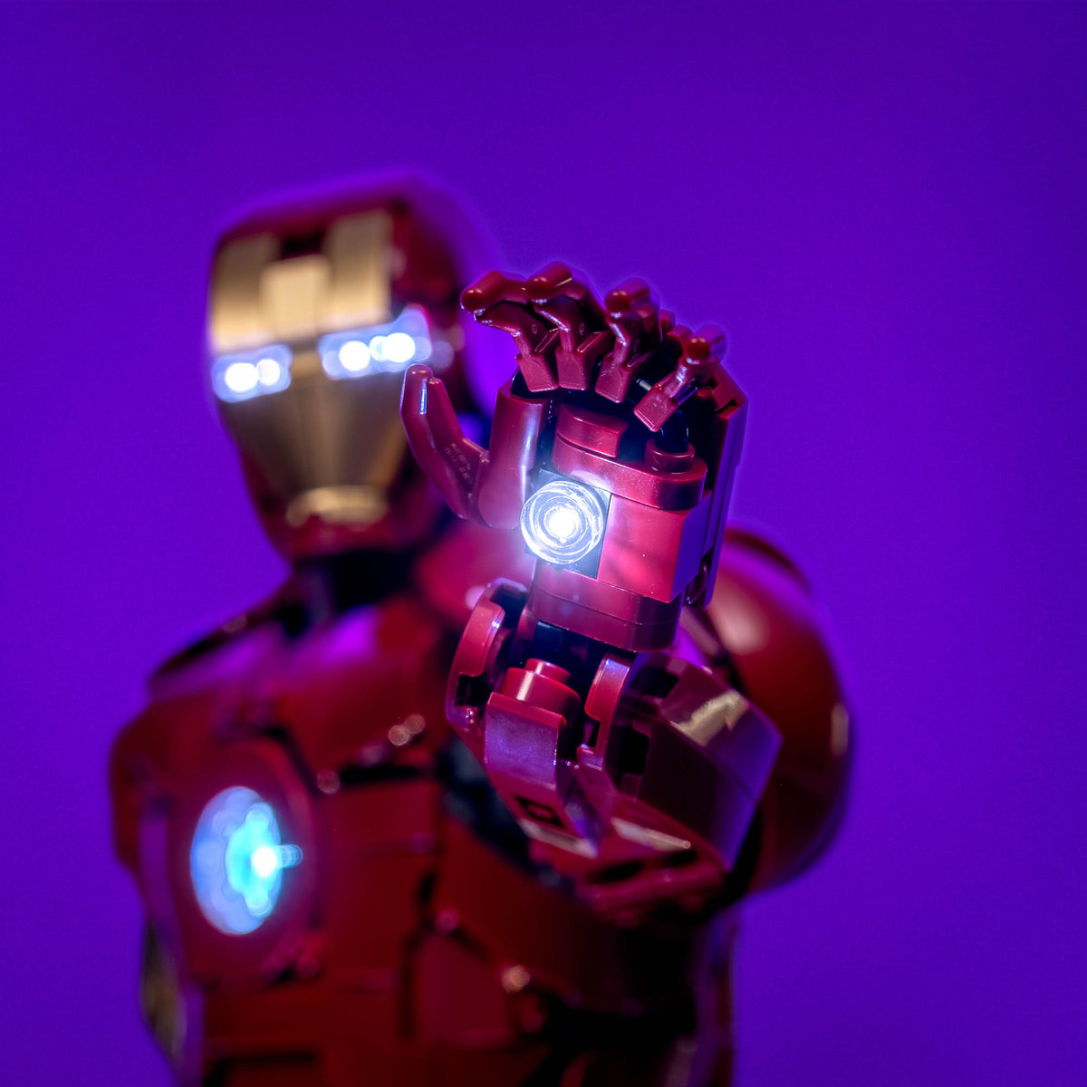 Leuchtender Repulsor in Iron Mans Hand und beleuchtete Augen
