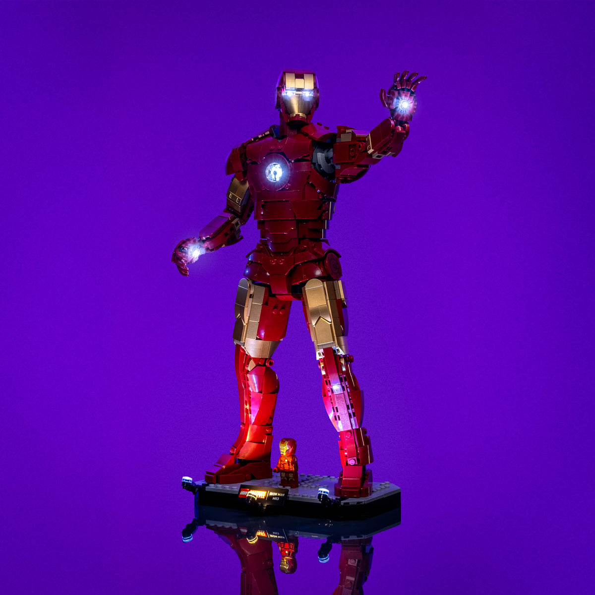 Vollständig beleuchtete und beweglich positionierte Iron Man Mark 3 Rüstung