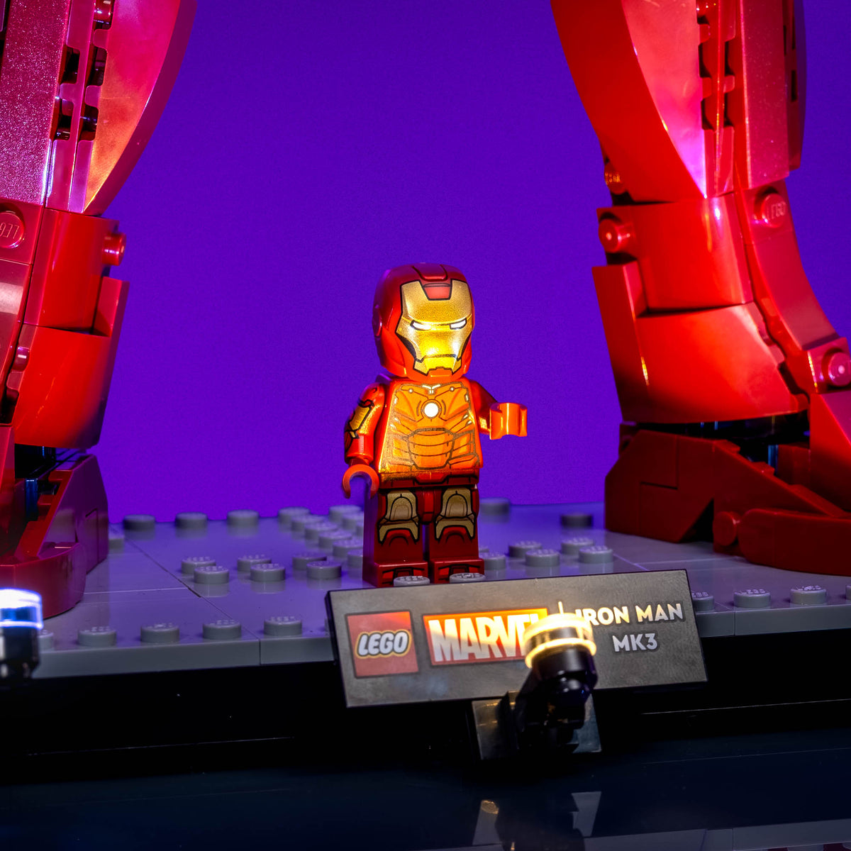 Beleuchteter Sockel mit Iron Man Minifigur und Namensplakette