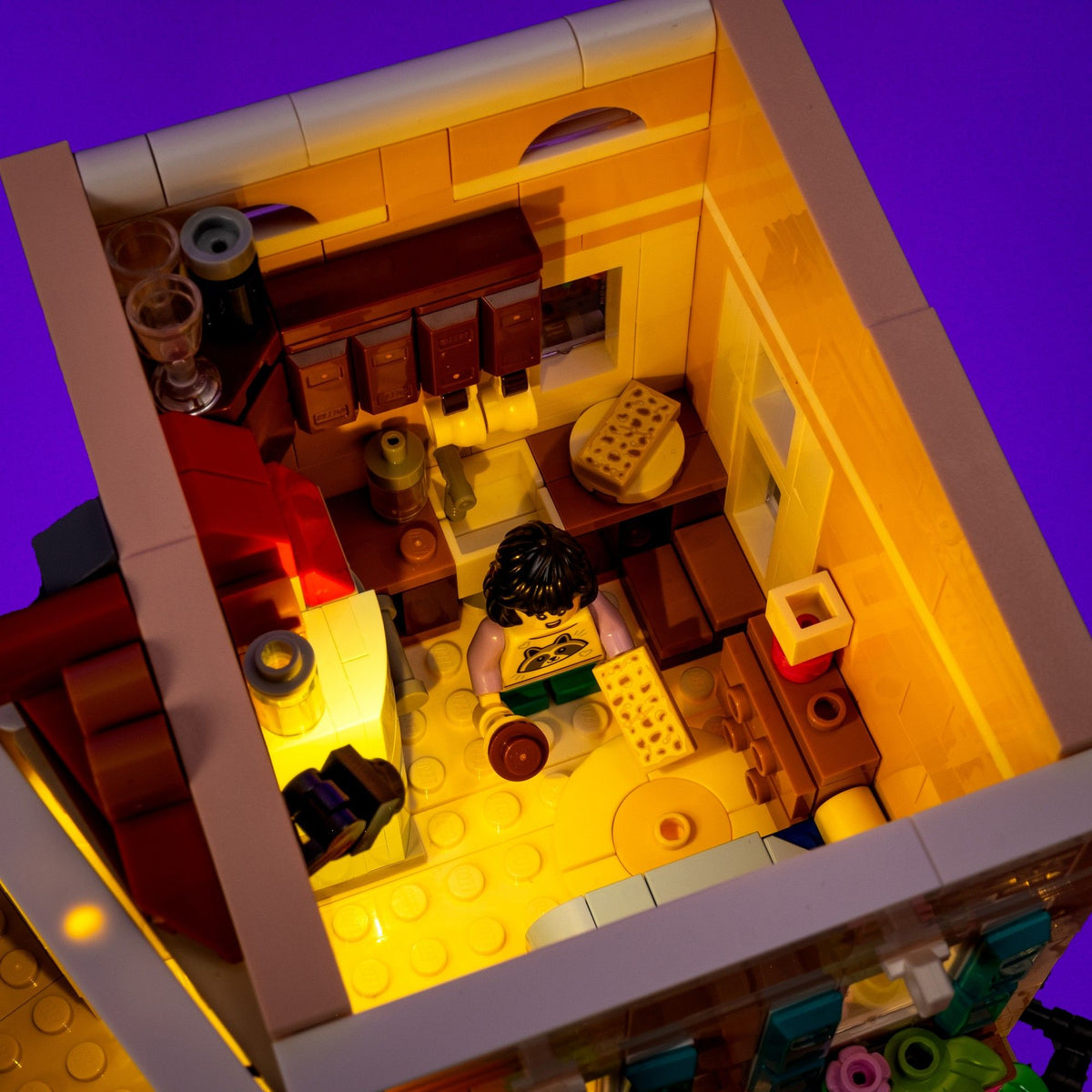 Intérieur chaleureusement illuminé dans LEGO® Ideas Riviera italienne