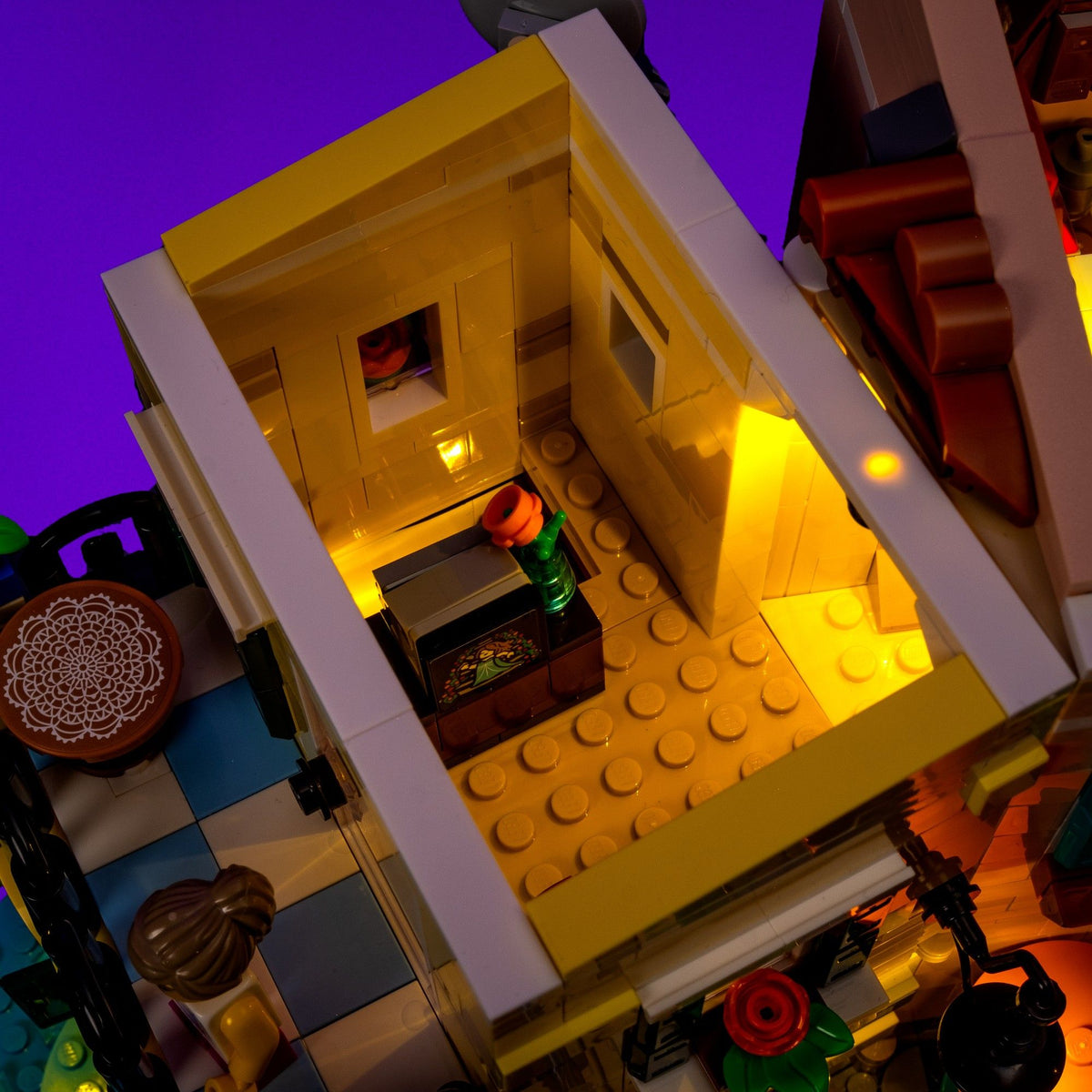 Escalier arrière illuminé en jaune dans LEGO® Ideas Riviera italienne