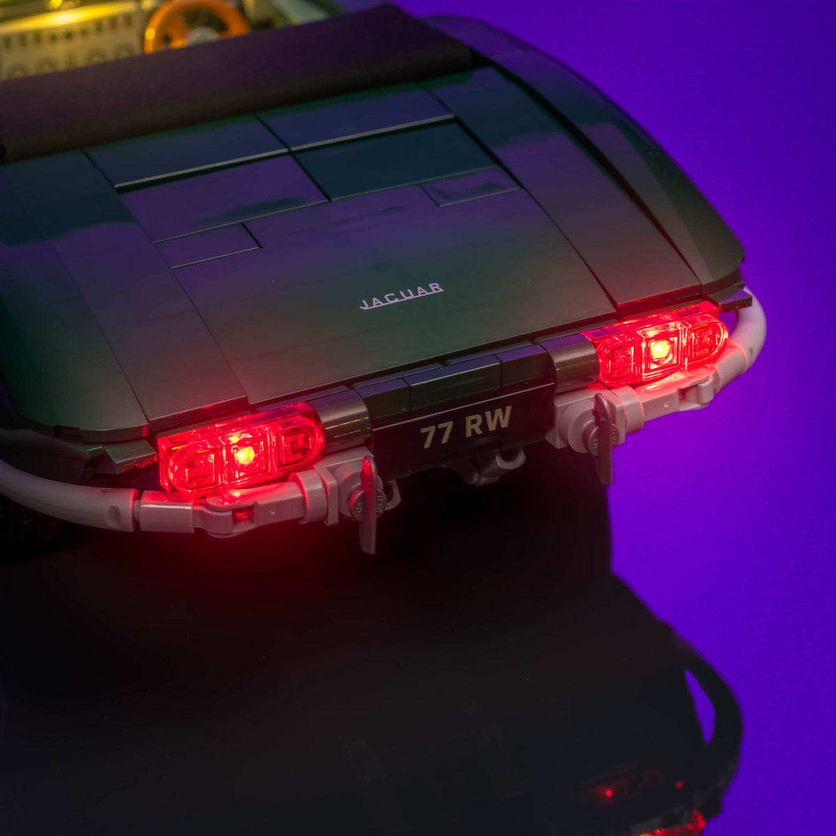 Feux arrière rouges illuminés de LEGO® Icons Jaguar E-Type