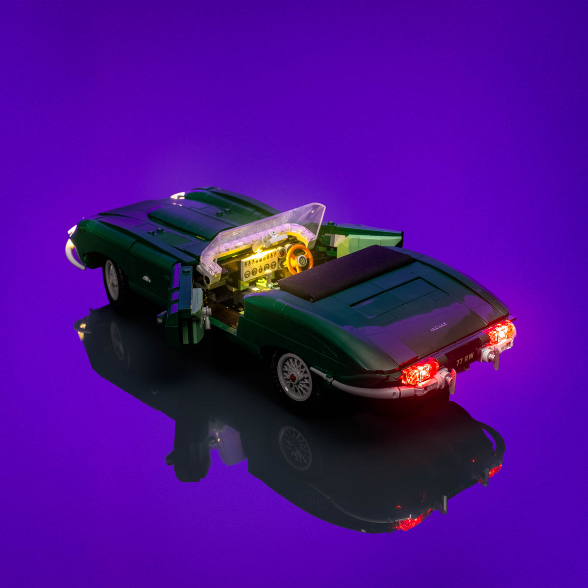 LEGO® Icons Jaguar E-Type illuminée avec ses fonctions préservées