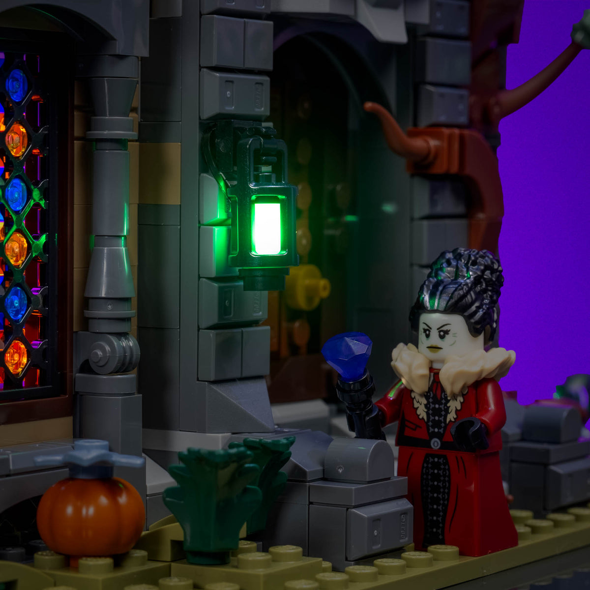 Lanterne verte illuminée à l’entrée de LEGO® Icons Le manoir du maire
