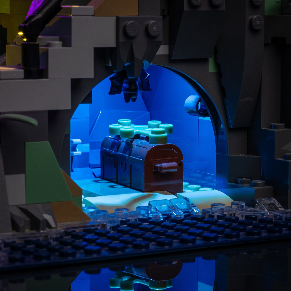 Grotta del tesoro illuminata in blu nel LEGO® Ideas Faro motorizzato