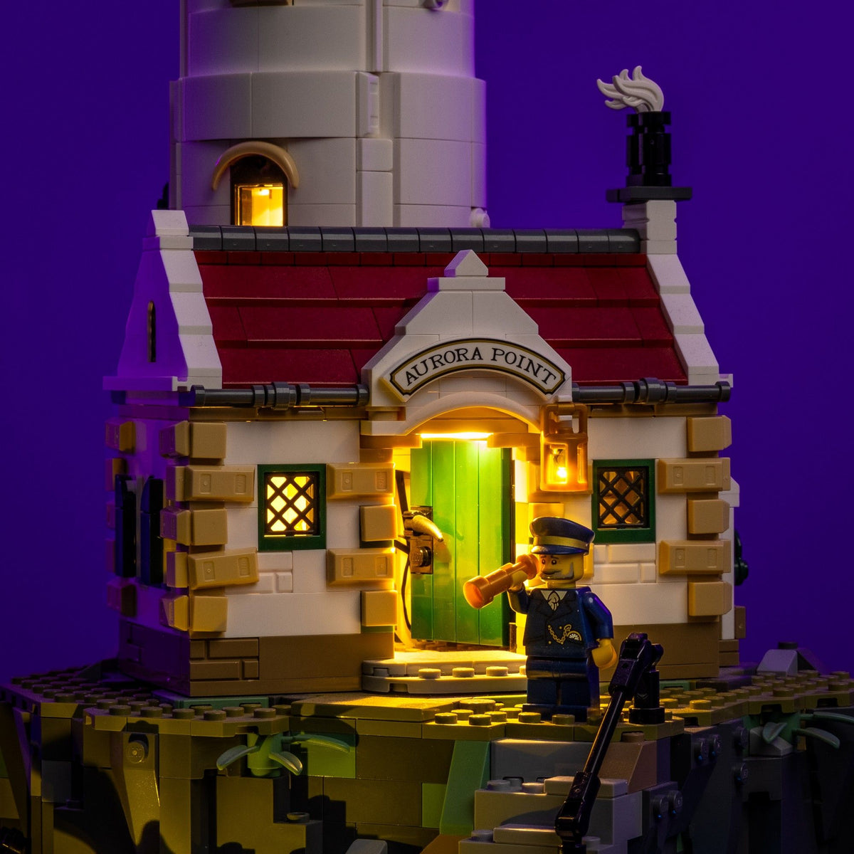 Casa del guardiano illuminata con luce calda nel LEGO® Ideas Faro motorizzato