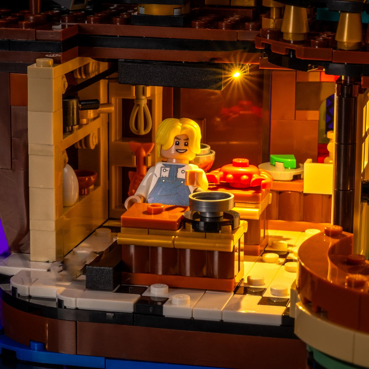 Warm beleuchtete Küche im LEGO® ONE PIECE Baratié, das Schwimmende Restaurant