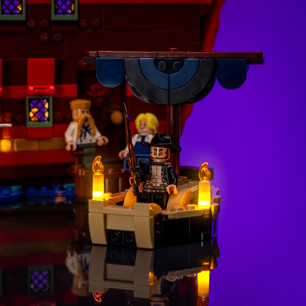 Beleuchtetes Boot von Mihawk neben dem LEGO® ONE PIECE Baratié