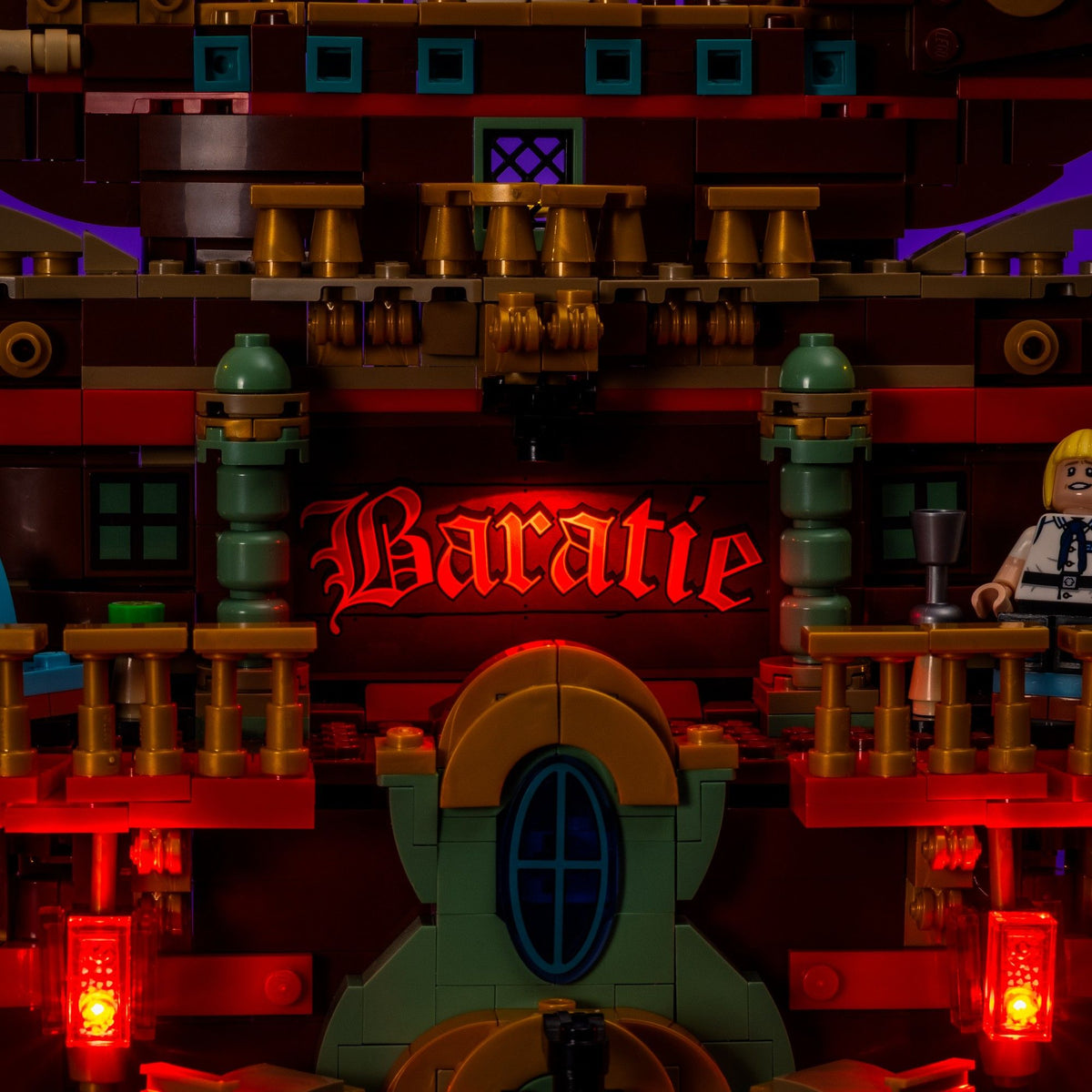 Rot beleuchteter Baratié-Schriftzug und leuchtende Laternen am LEGO® Restaurant