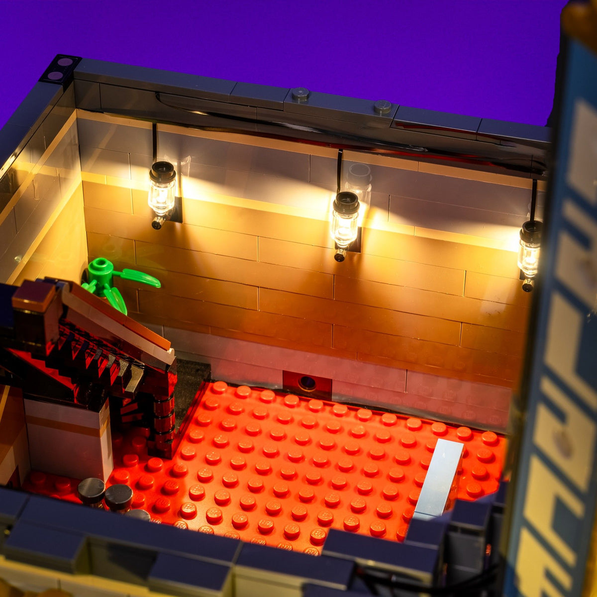 Warm beleuchtetes Foyer in einer abnehmbaren Etage des LEGO® Palace Cinema
