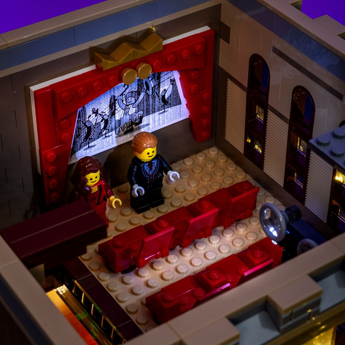 Pulsierend beleuchteter Filmprojektor und Kinoleinwand im LEGO® Palace Cinema