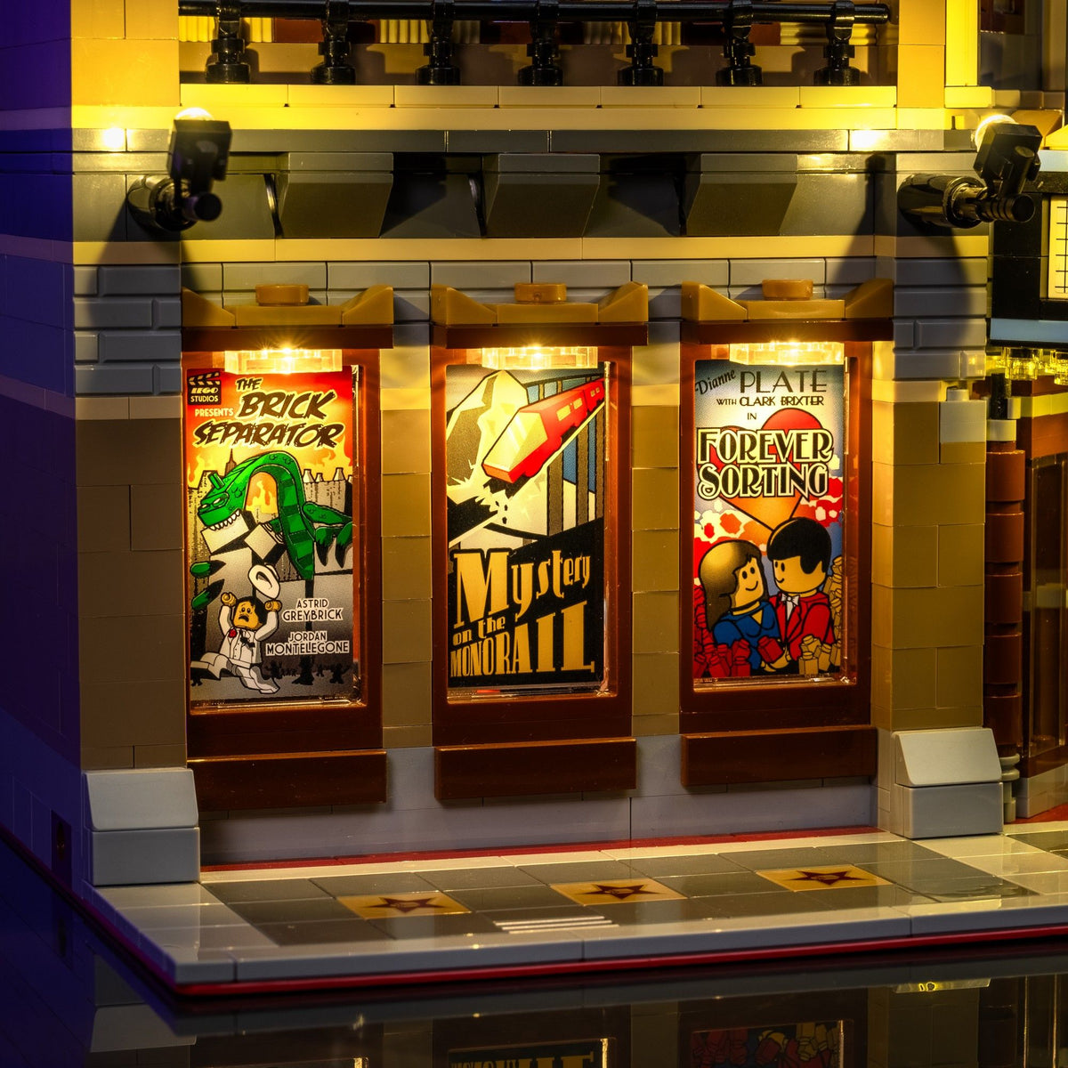 Warmweiss beleuchtete Filmplakate an der Fassade des LEGO® Palace Cinema