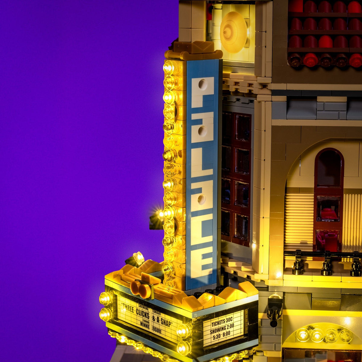Rotierende Lichter am PALACE-Schild und an der Kinoreklame des LEGO® Palace Cinema