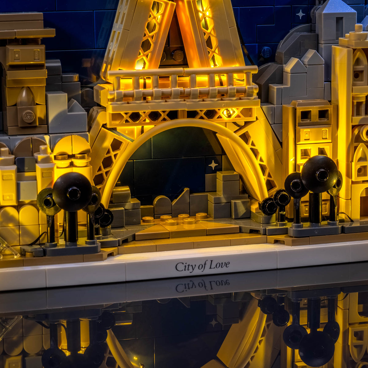 Strade, alberi e targhetta City of Love illuminati sotto la Torre Eiffel