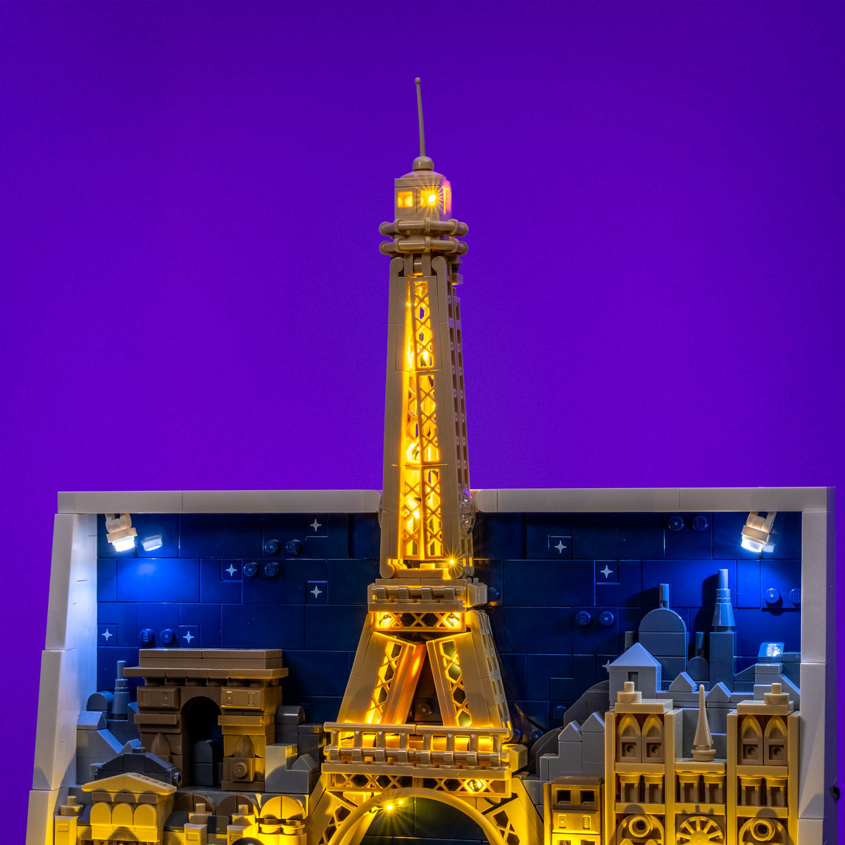 Torre Eiffel illuminata in bianco caldo davanti al cielo notturno