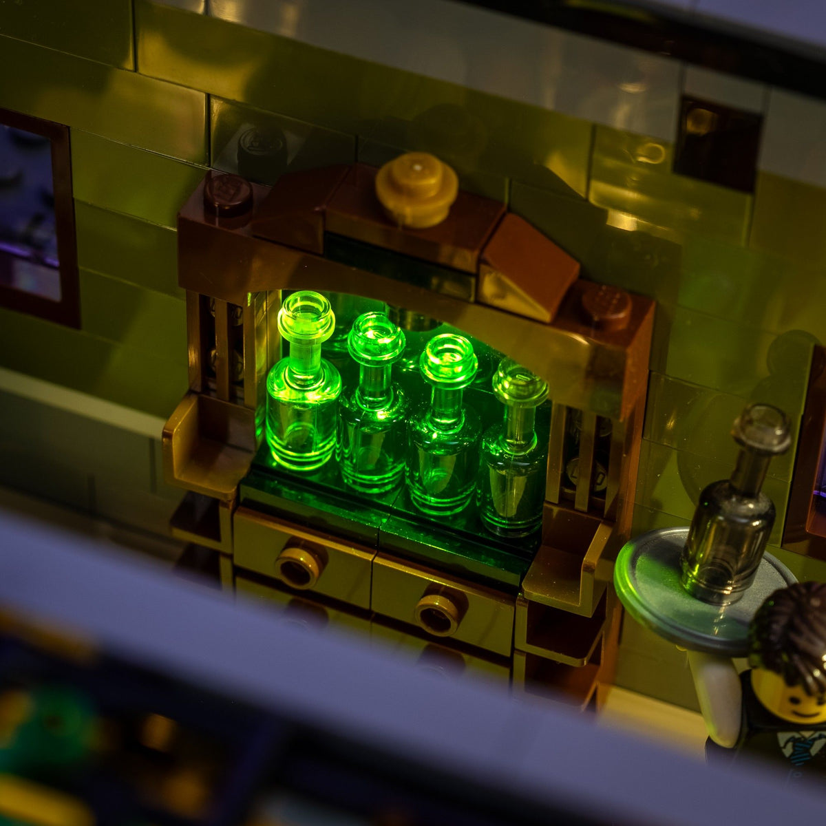 Cantinetta illuminata in verde nel LEGO® Creator Expert Ristorante parigino