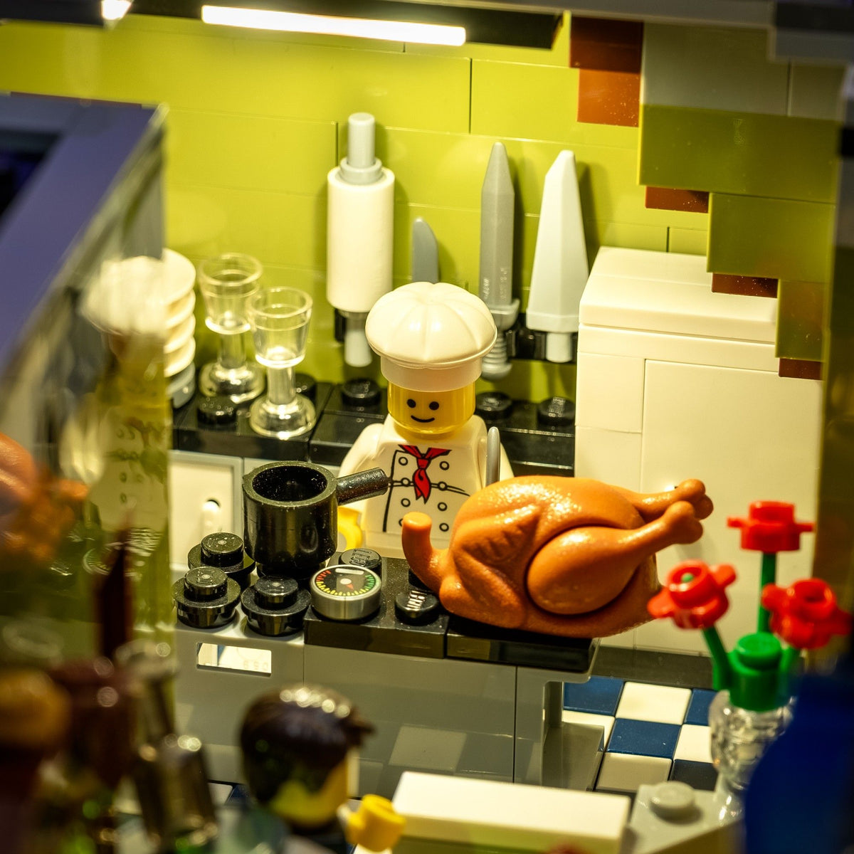 Cucina illuminata in un piano rimovibile del LEGO® Ristorante parigino