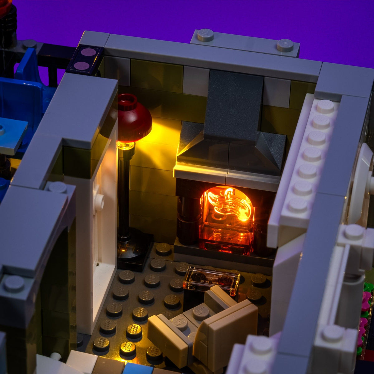 Caminetto arancione tremolante nell’appartamento del LEGO® Ristorante parigino