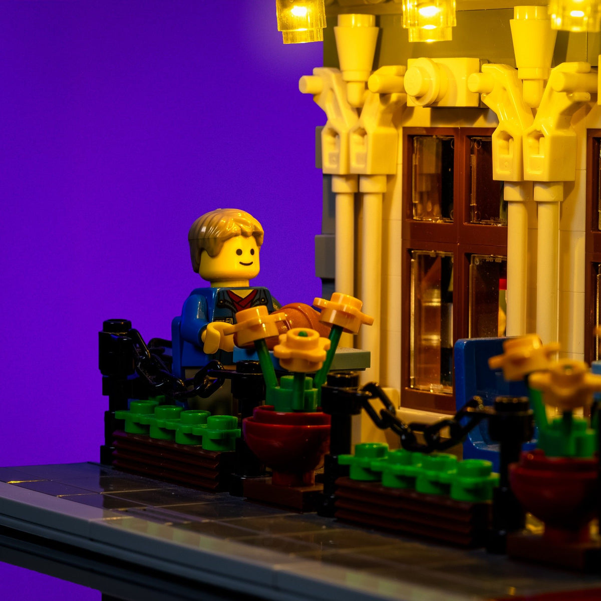 Zona pranzo esterna illuminata con luce calda del LEGO® Ristorante parigino