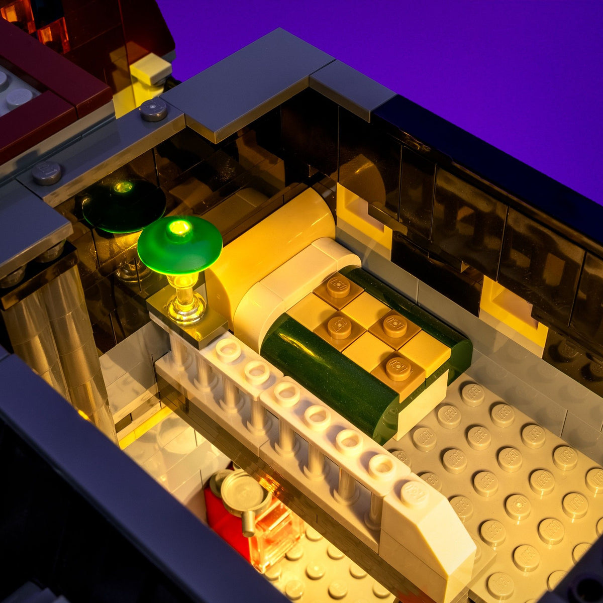 Chambre chaleureusement illuminée dans un étage amovible de LEGO® L’animalerie