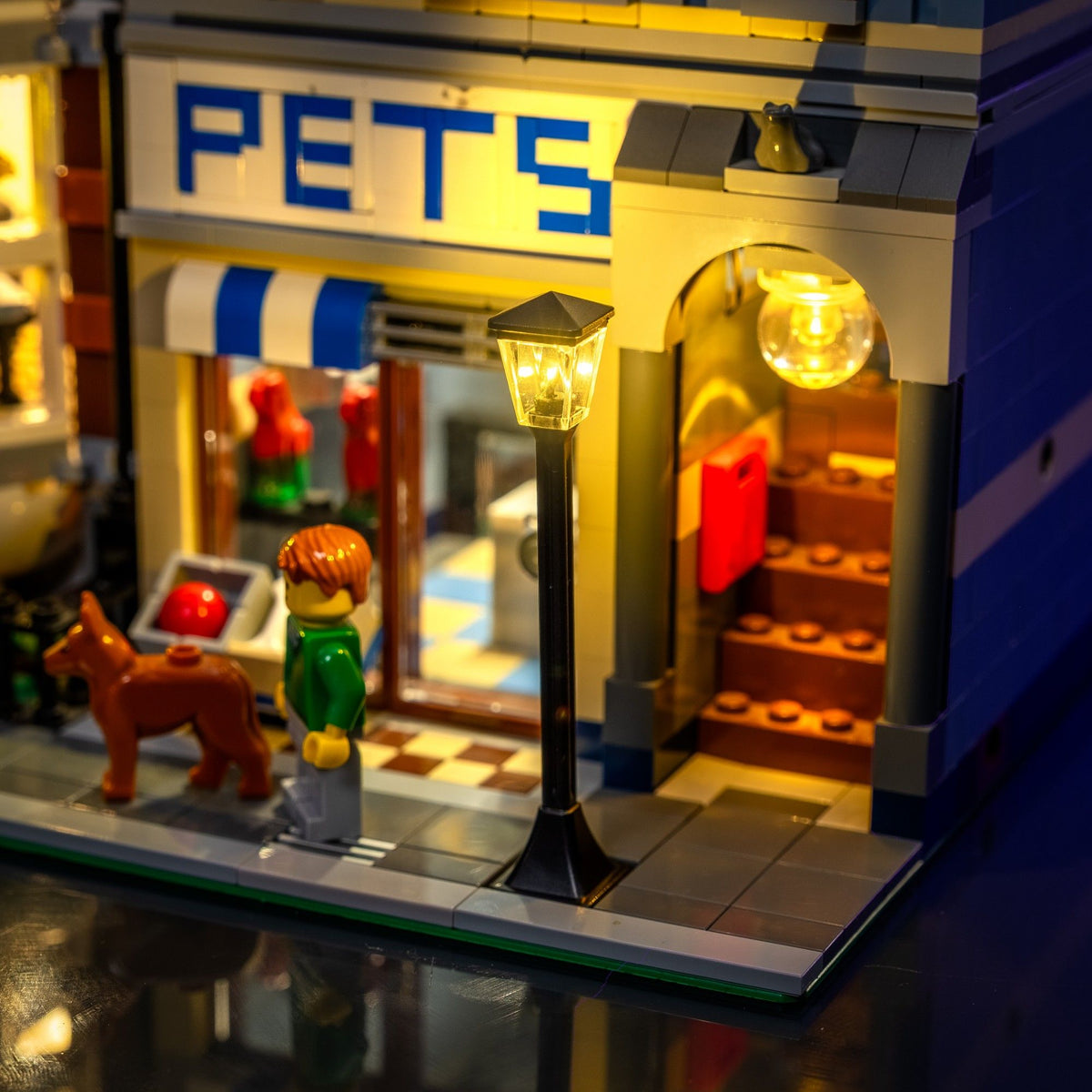 Réverbère illuminé en blanc chaud devant LEGO® L’animalerie