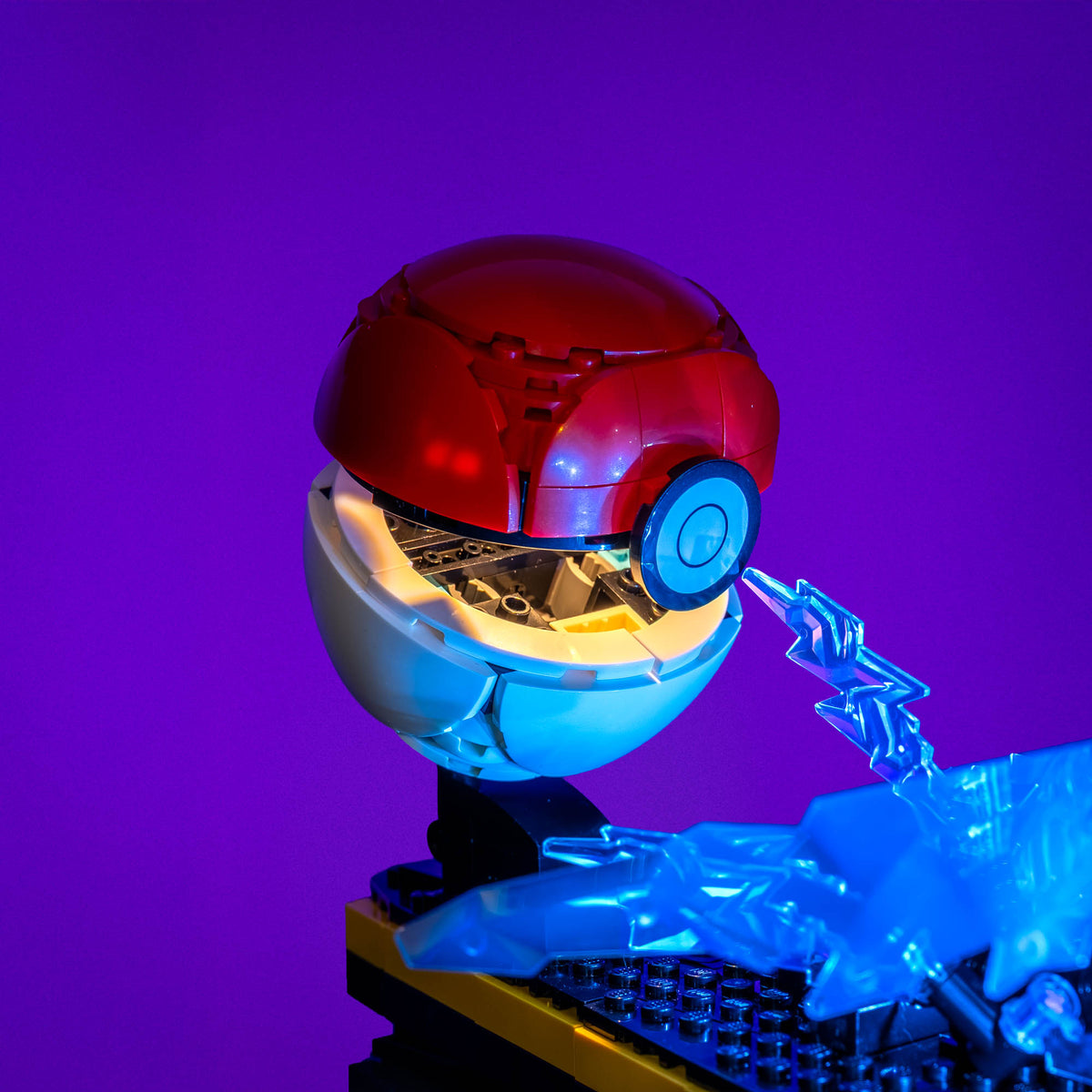 Geöffneter Pokéball mit warmweisser Innenbeleuchtung