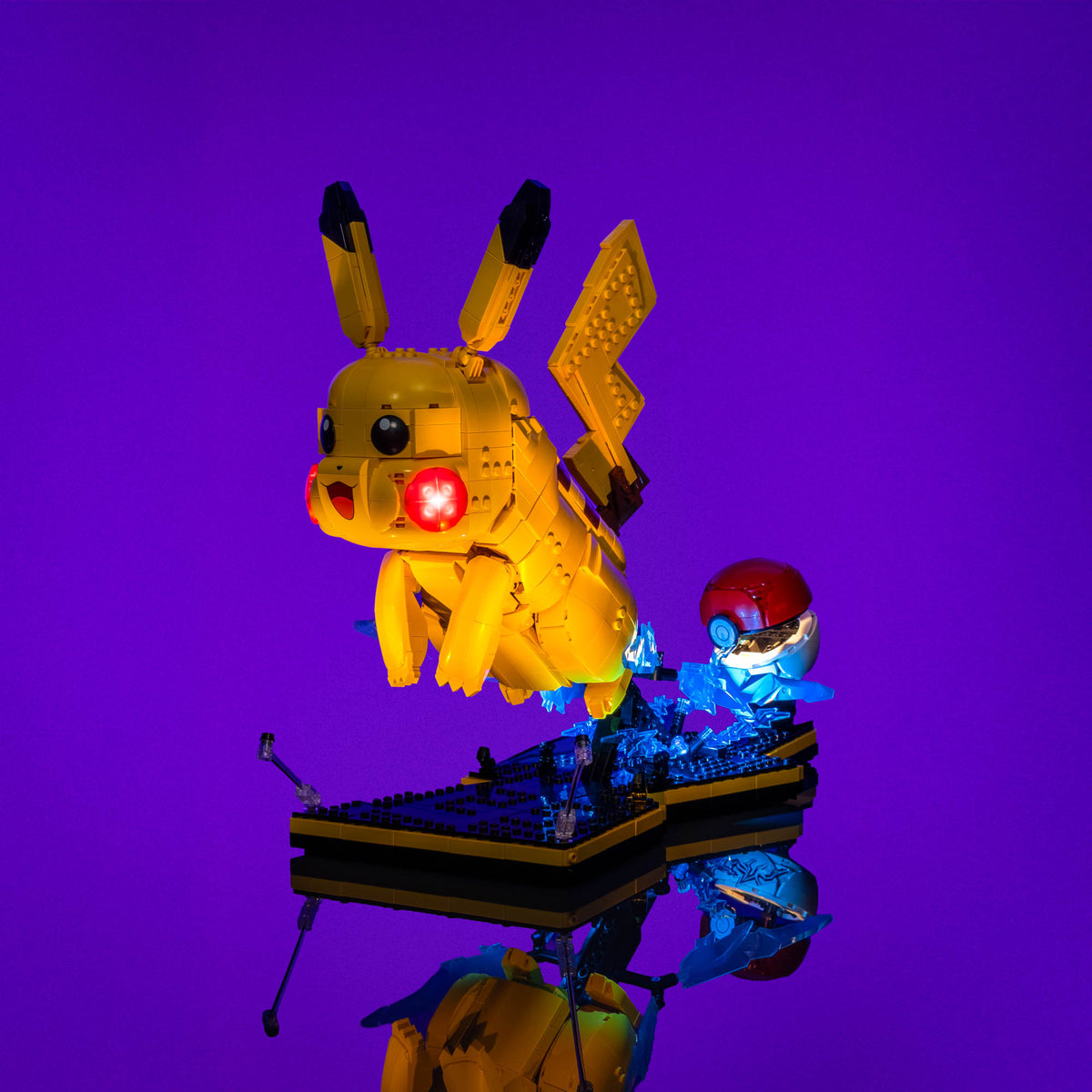 Pikachu wird mit kräftigen gelben Spotlights beleuchtet