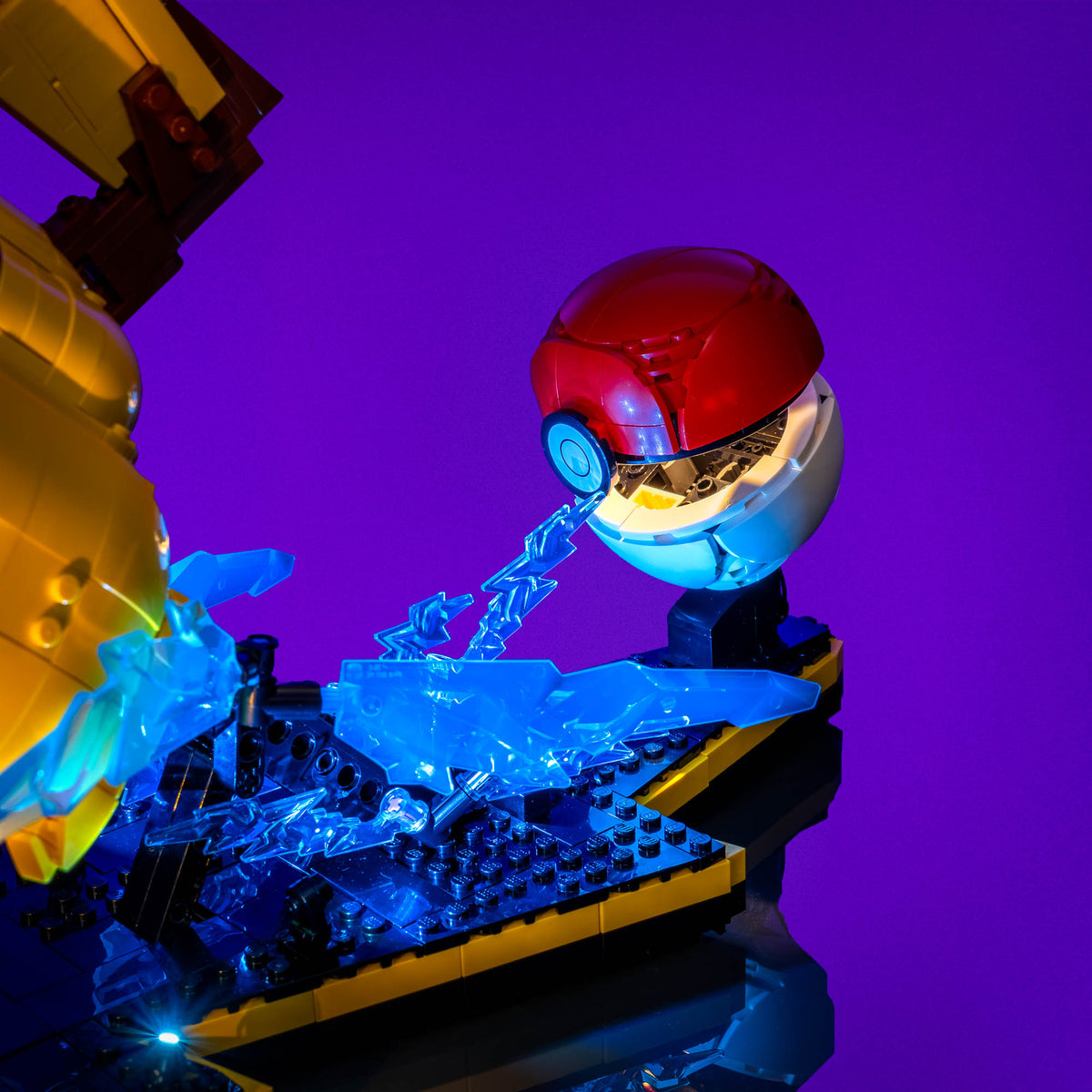 Blaue flackernde Blitze rund um Pikachu und den Pokéball