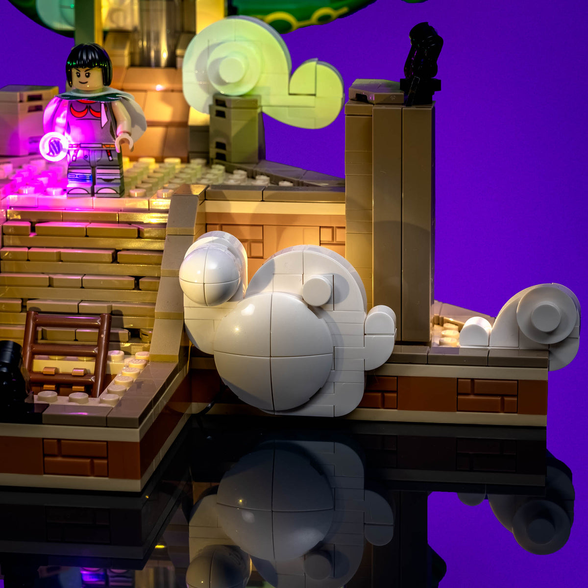 Warm hinterleuchtete Wolken am Himmelturm des LEGO® Pokémon Rayquaza
