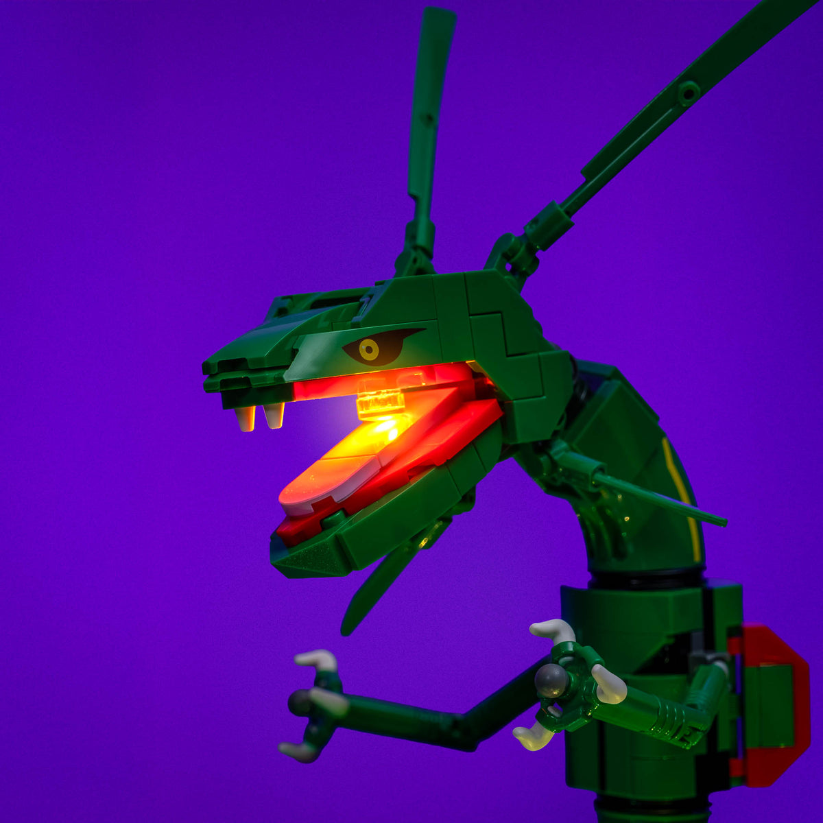 Feurig leuchtender Hyperstrahl im Maul des LEGO® Pokémon Rayquaza
