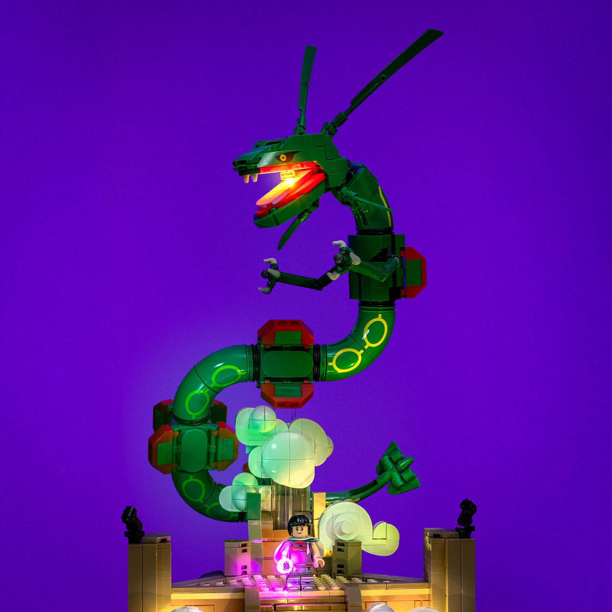 Von grünen Scheinwerfern beleuchtetes LEGO® Pokémon Rayquaza