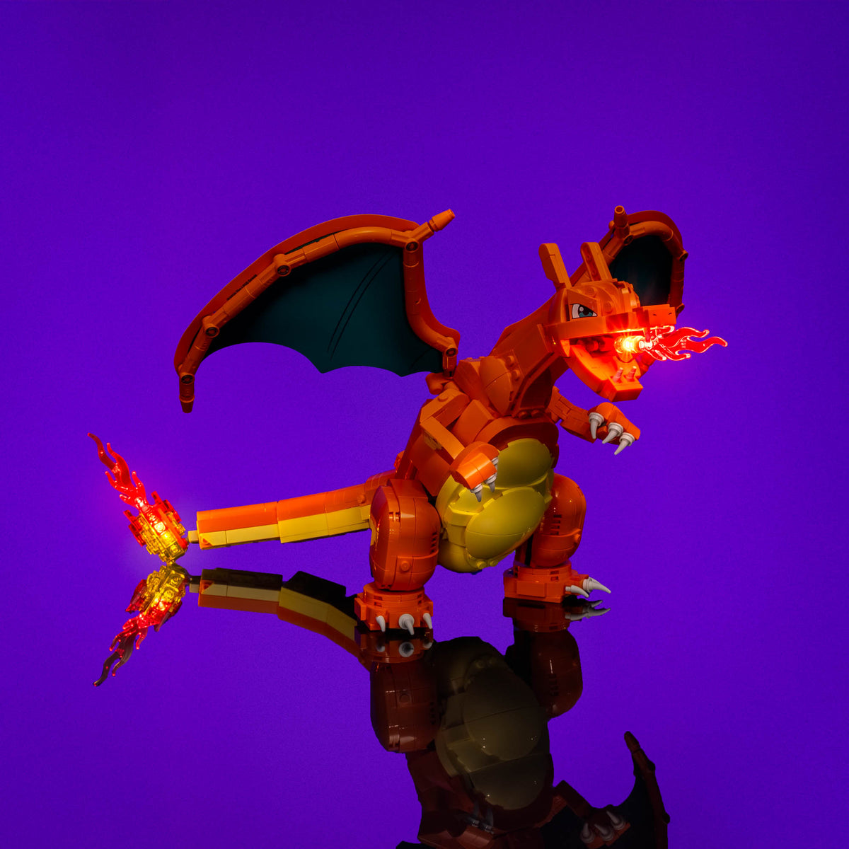 Charizard con fiamme tremolanti nella bocca e sulla coda