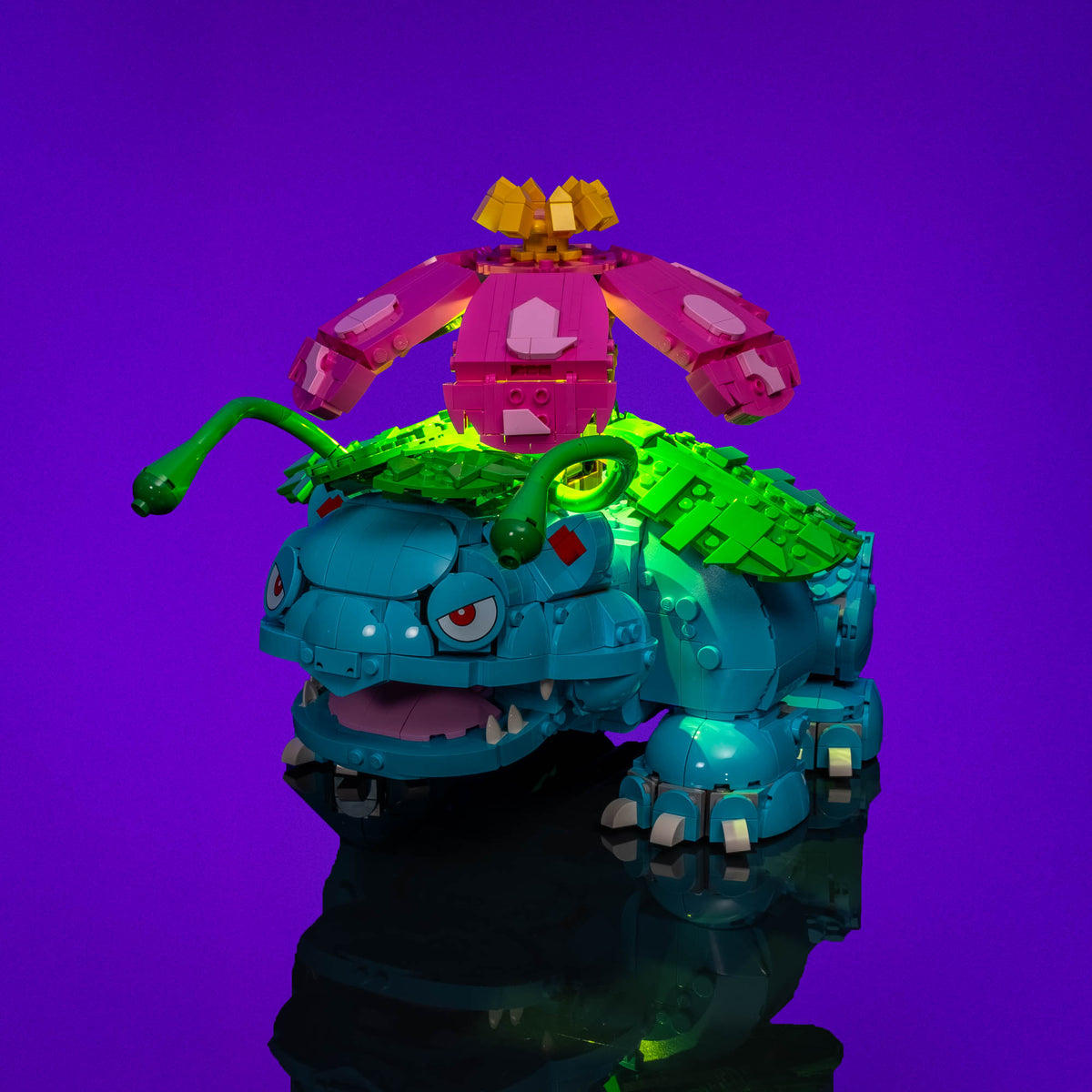 Venusaur con il fiore e la vegetazione illuminati in verde