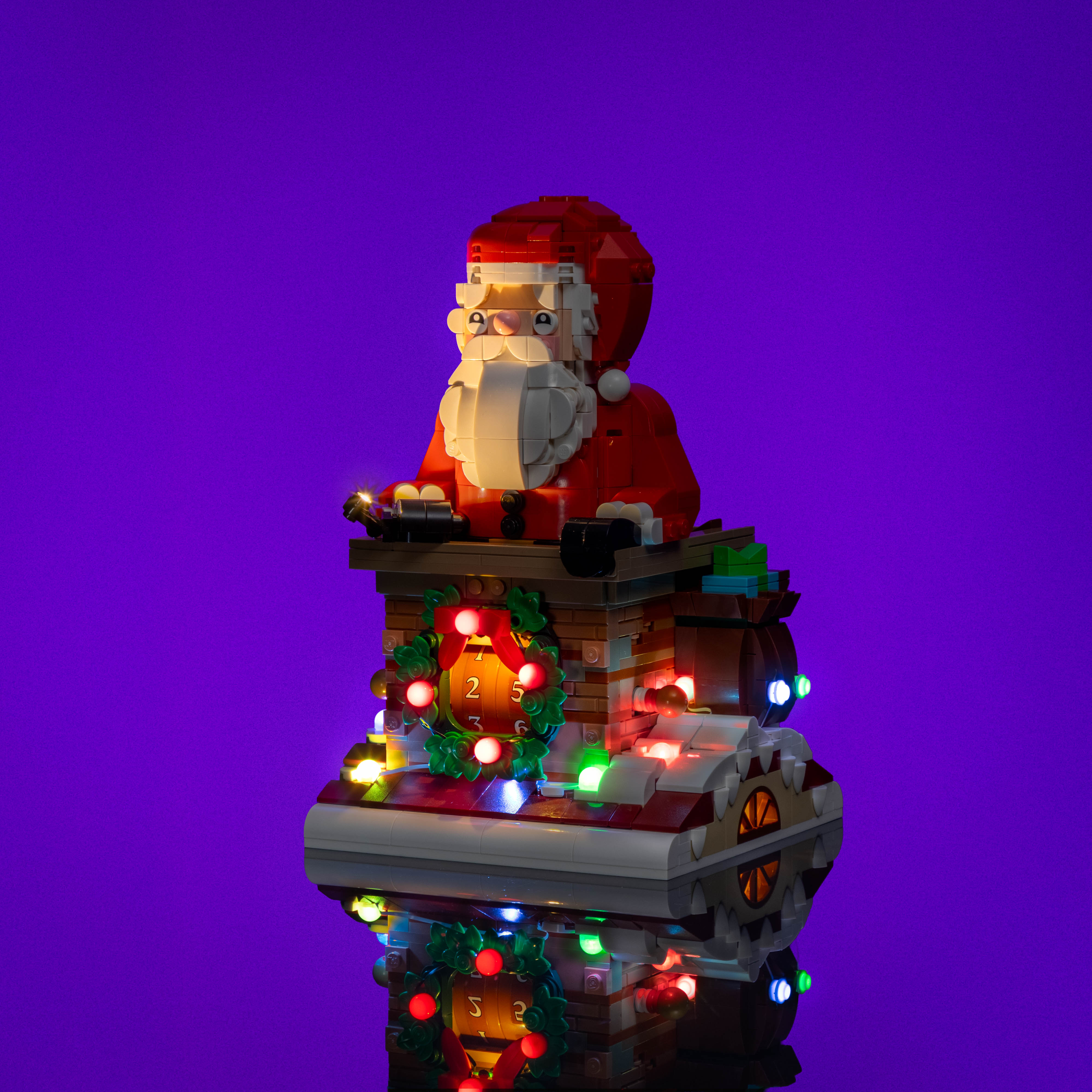 LEGO® Weihnachtsmann-Tagezähler mit eingeschalteter Beleuchtung