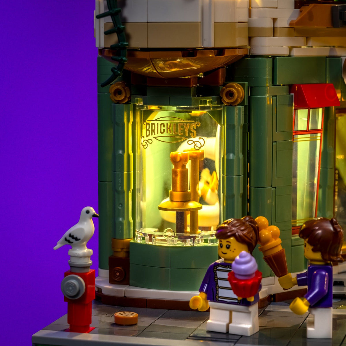 Vetrina luminosa del negozio di musica in LEGO® Icons Via dello shopping