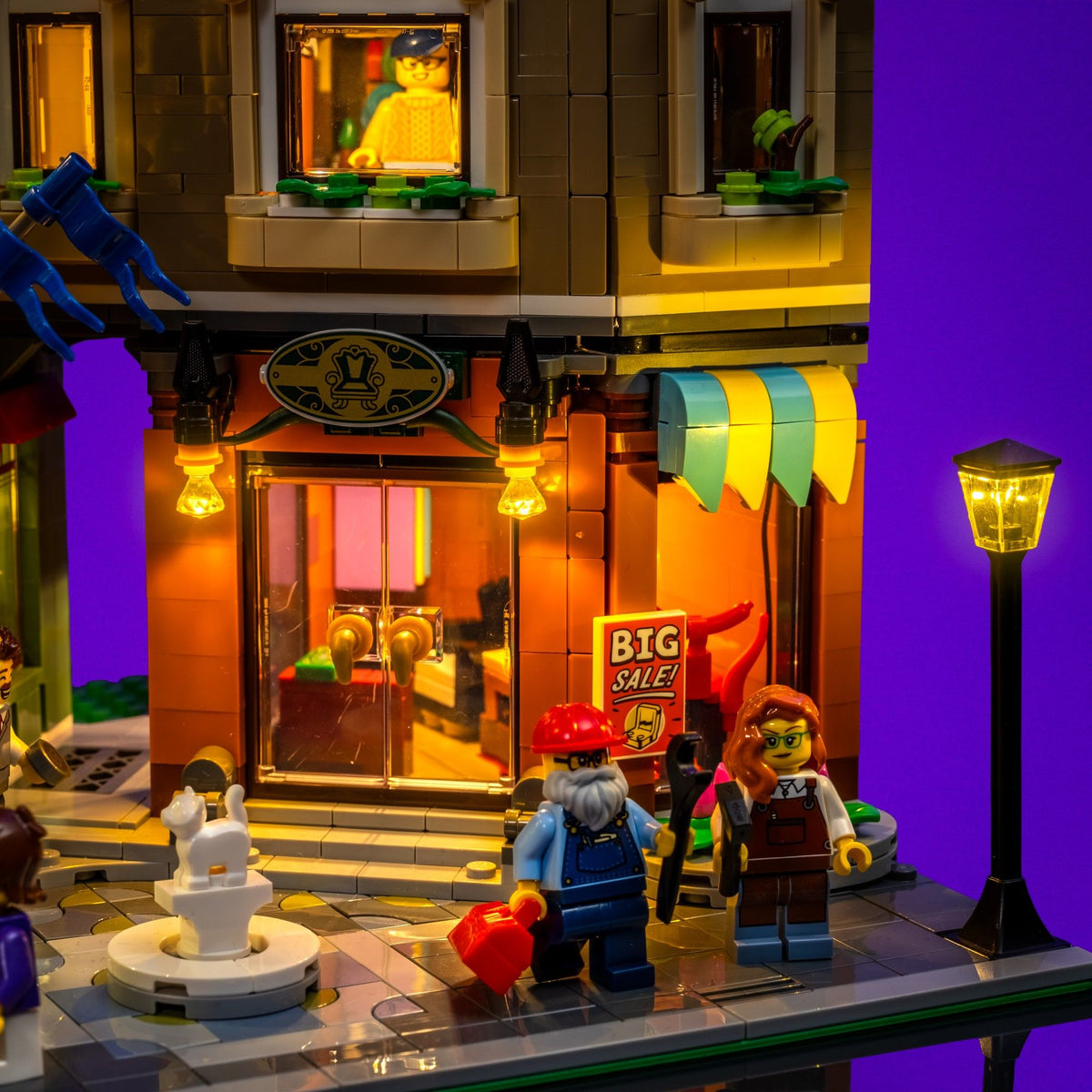 Lampione e negozio di mobili illuminati in LEGO® Icons Via dello shopping