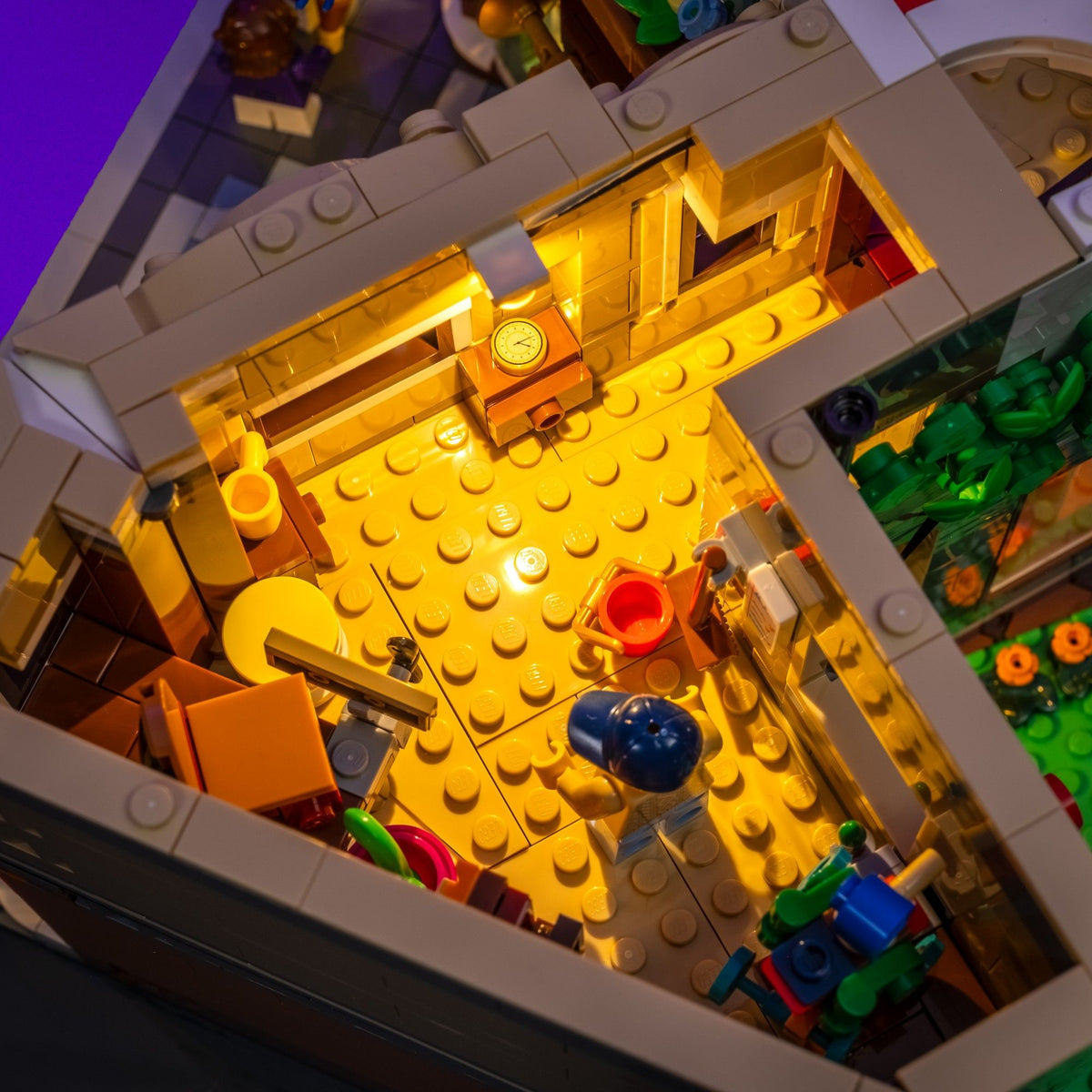Interno illuminato in bianco caldo di LEGO® Icons Via dello shopping