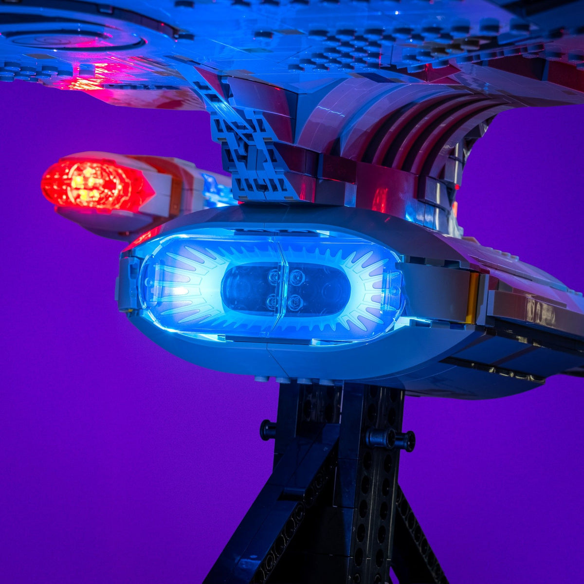 Deflettore di navigazione azzurro illuminato sotto l’Enterprise
