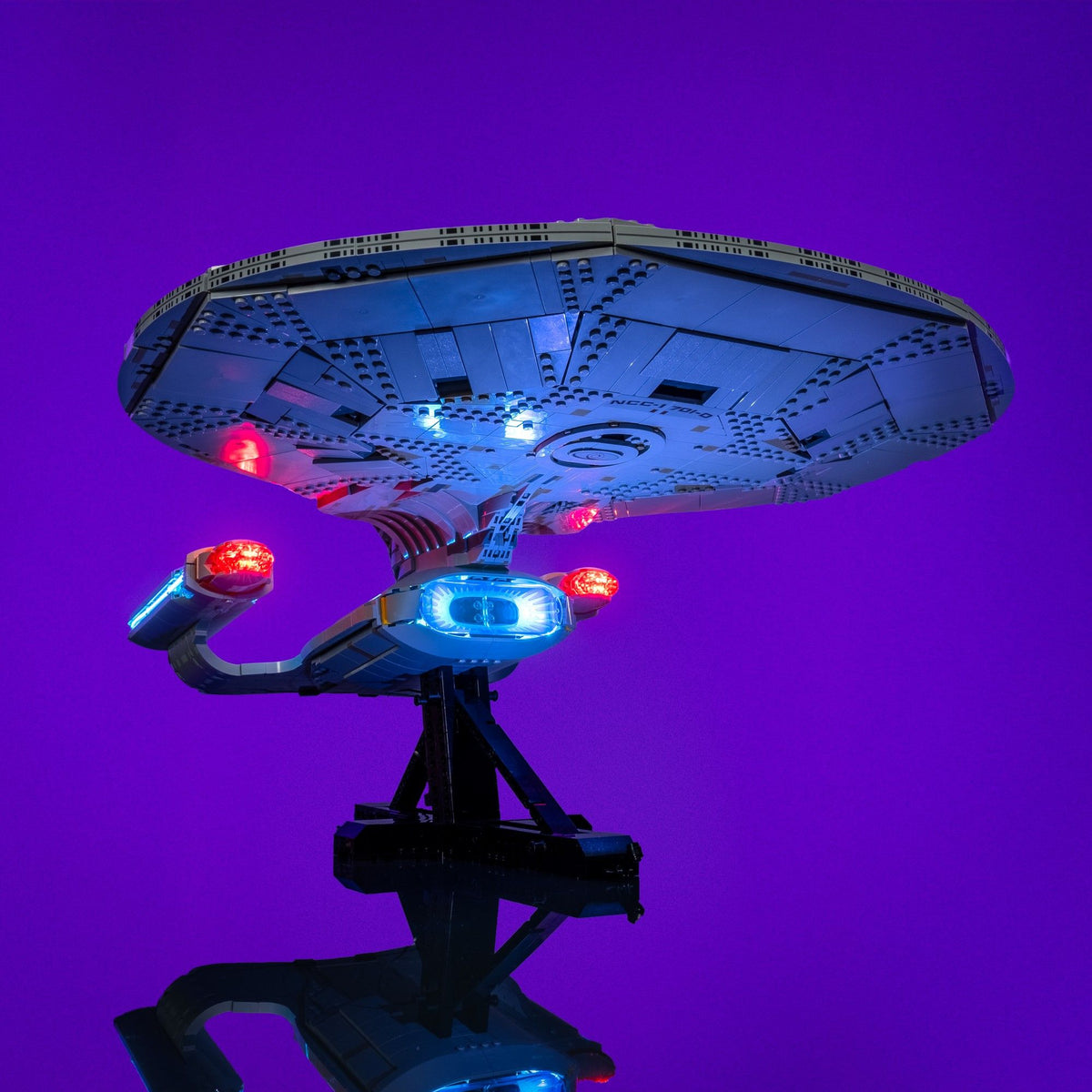 Parte inferiore della U.S.S. Enterprise illuminata come nella serie