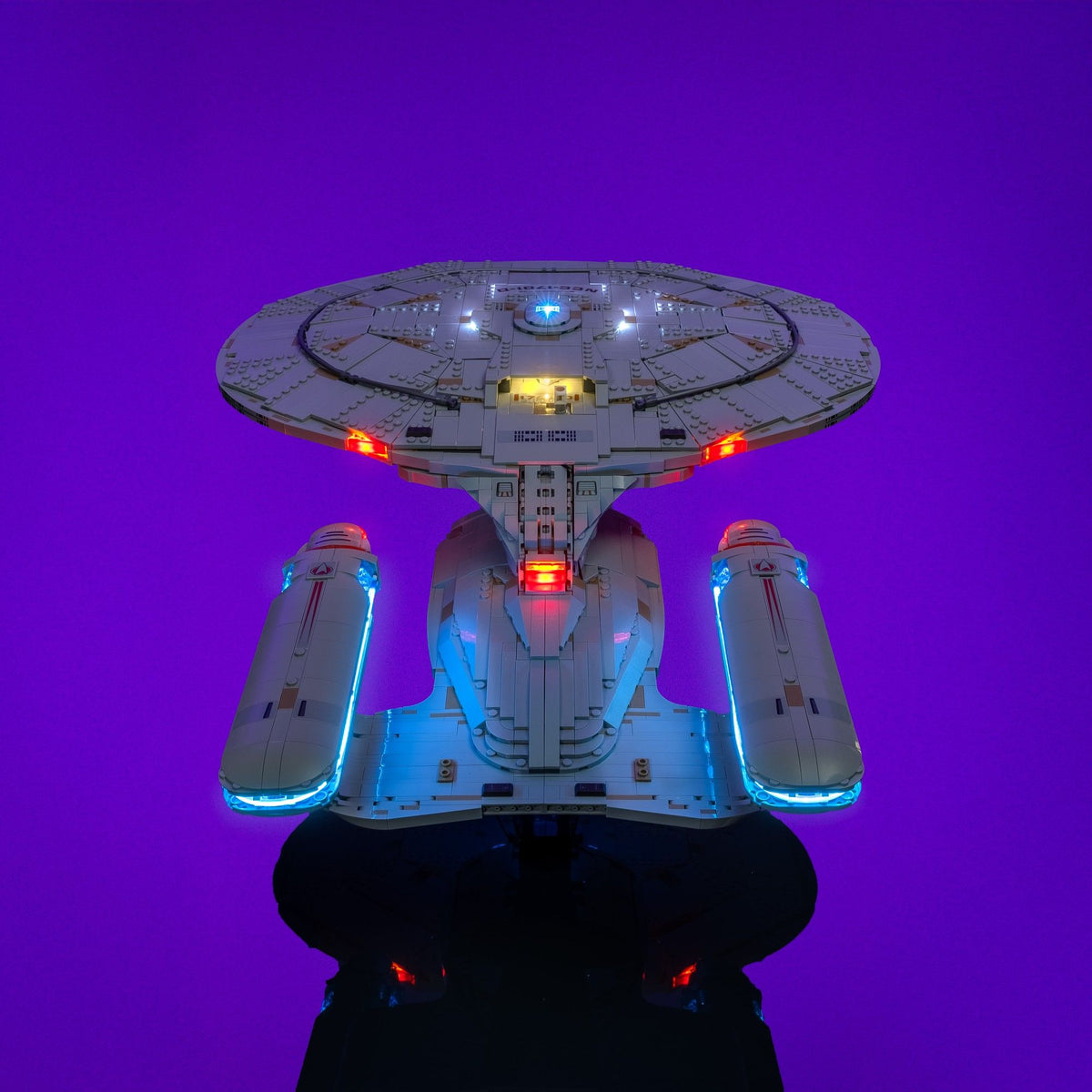 Motori a impulso arancioni e ponte illuminato dell’Enterprise-D