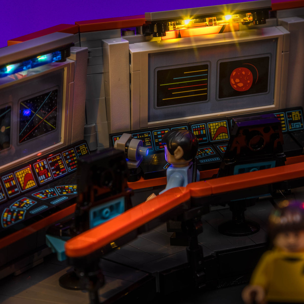 Blue illuminated science scope on LEGO® Star Trek: U.S.S. Enterprise NCC-1701 Bridge