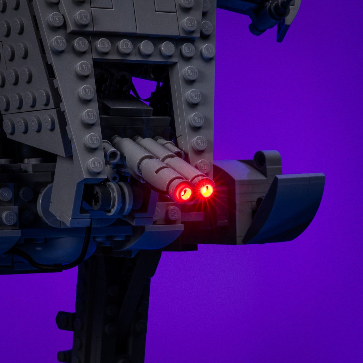 Doubles canons blaster illuminés en rouge sur LEGO® Star Wars Le marcheur AT-ST