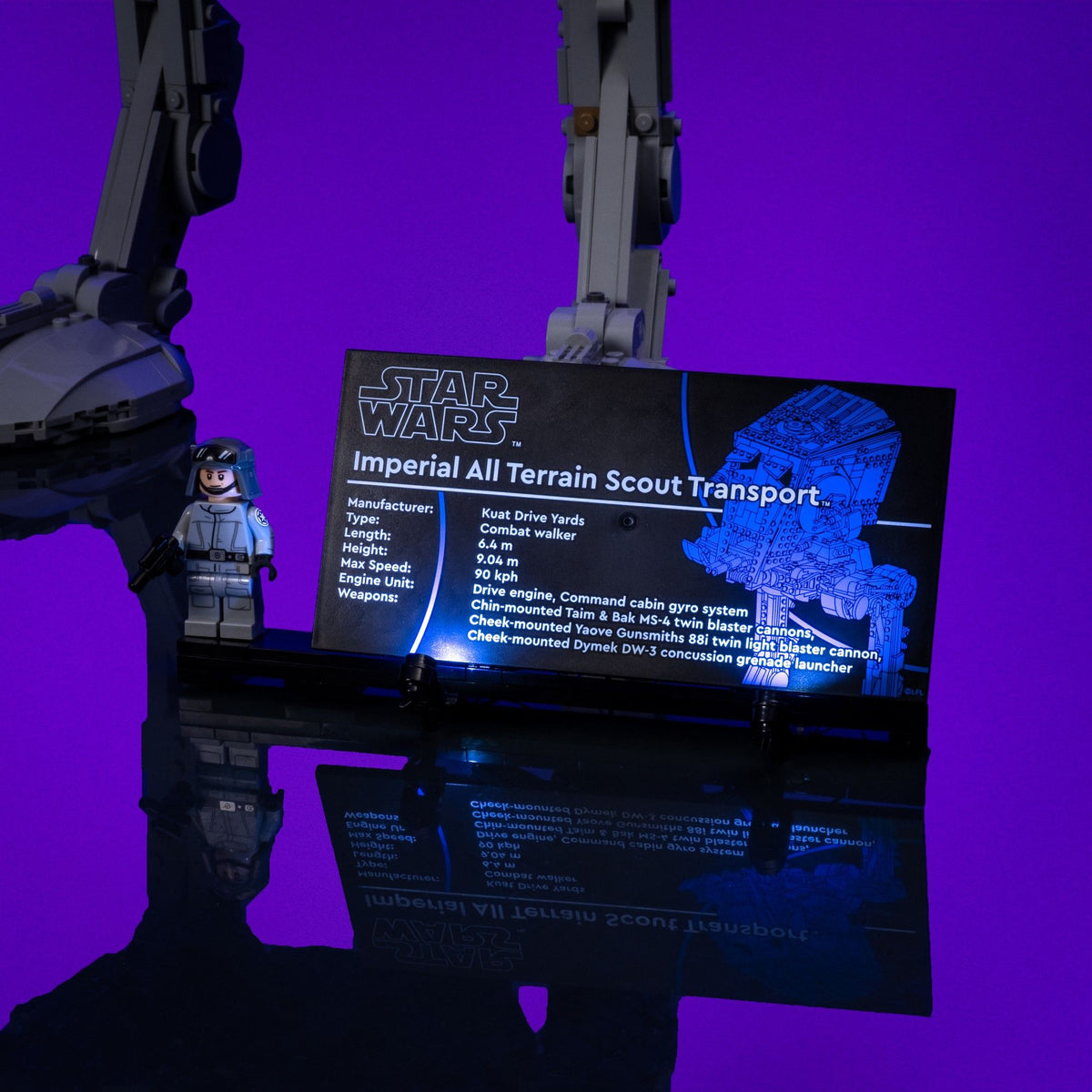 Plaque descriptive et minifigurine illuminées à côté de LEGO® Star Wars Le marcheur AT-ST