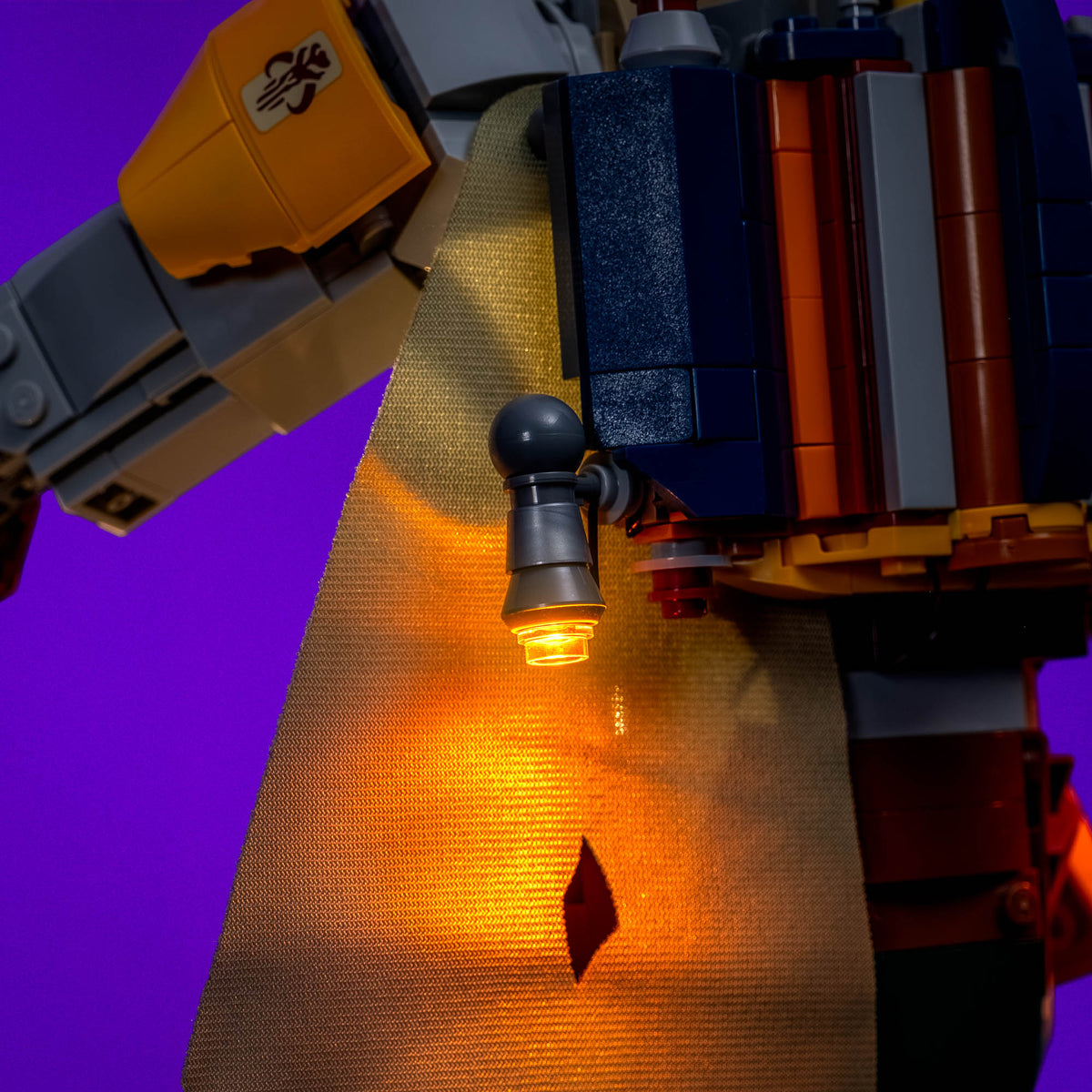 Jetpack Z-6 illuminato in arancione con effetto tremolante sul LEGO® Star Wars Boba Fett