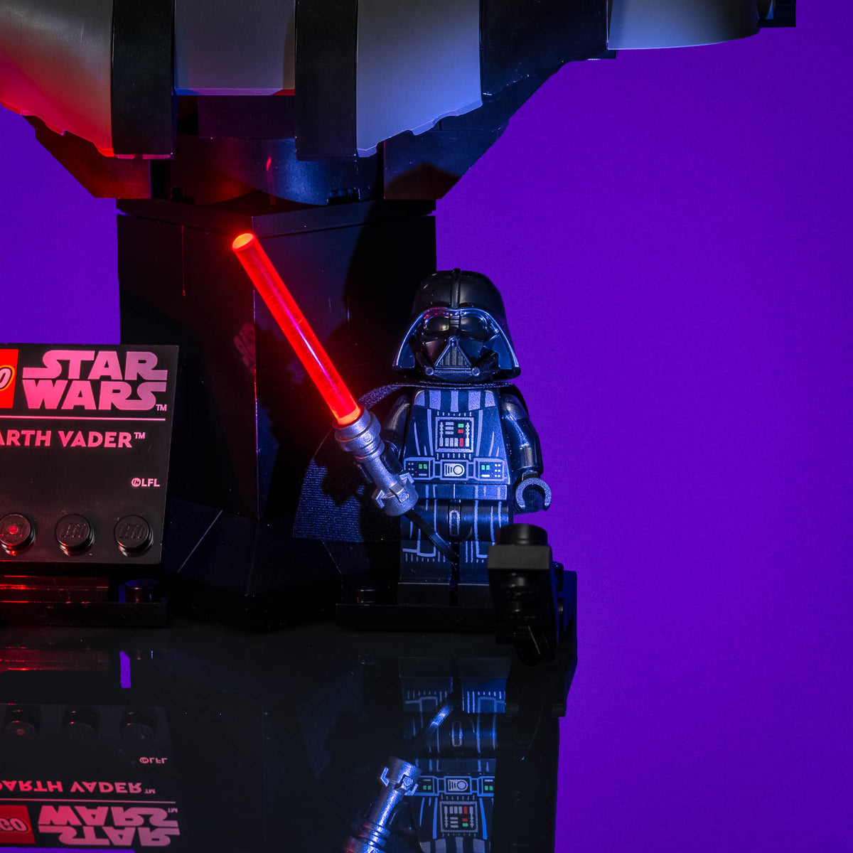 Minifigure di Darth Vader con spada laser rossa illuminata