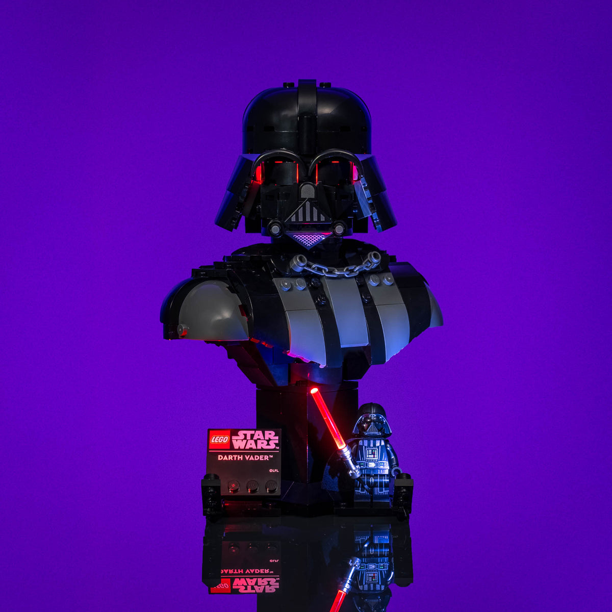 Busto di Darth Vader con illuminazione d’accento rossa e bianco freddo