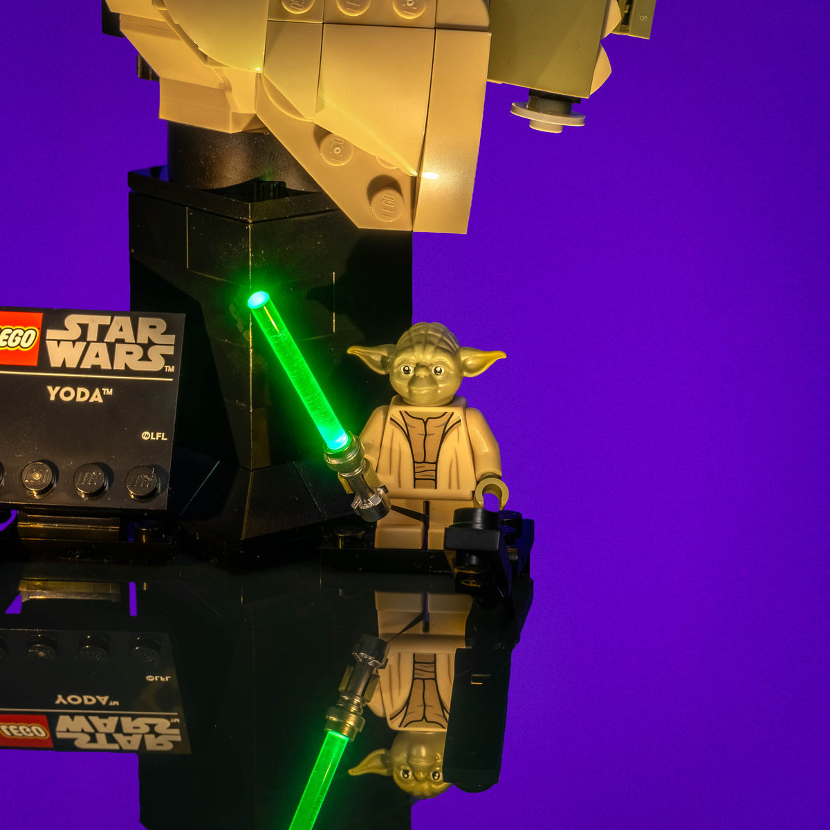 Minifigure di Yoda con spada laser verde illuminata