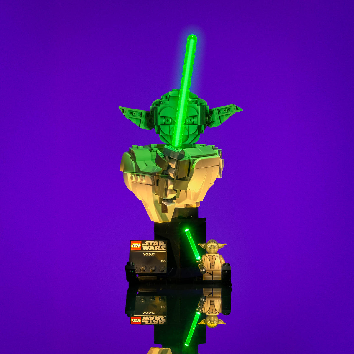 Busto di Yoda illuminato con effetti della spada laser